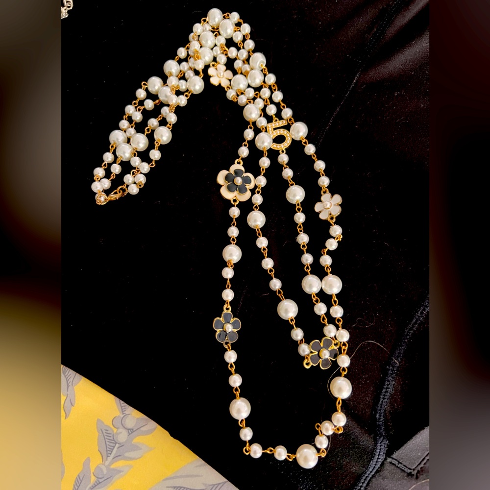 Very elegant pearl necklace
